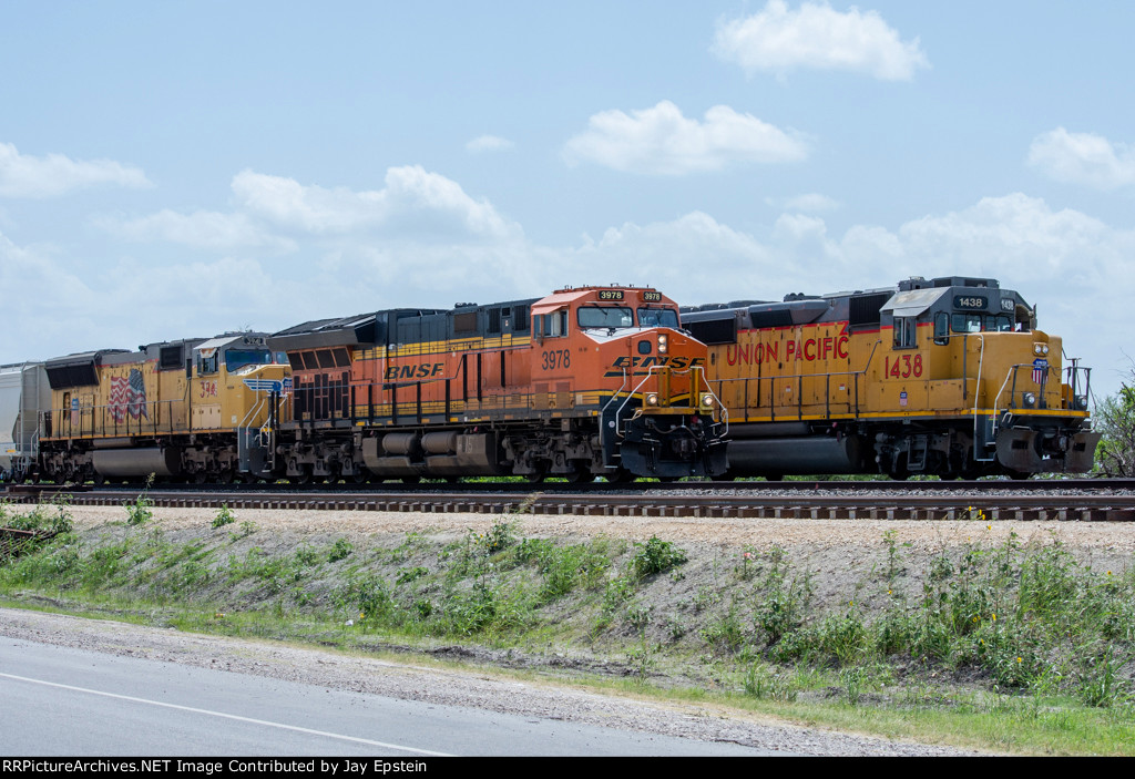 BNSF 3978 passes the yard crew